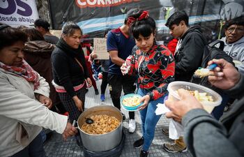 Un grupo de mujeres reparte comida, en la Plaza de Mayo, en Buenos Aires (Argentina).