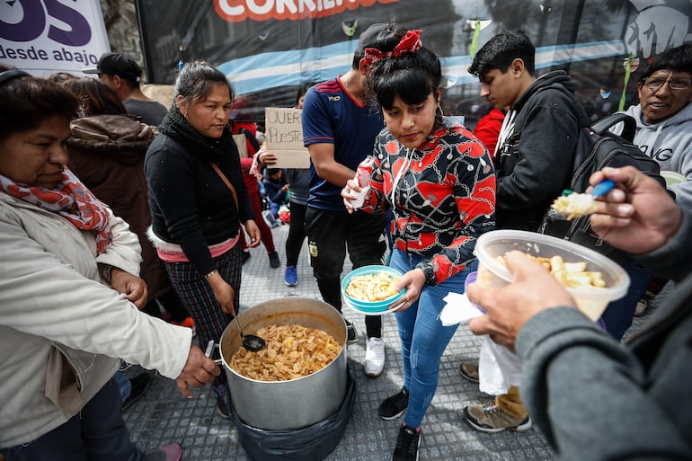 Protesta por emergencia alimentaria en Argentina.