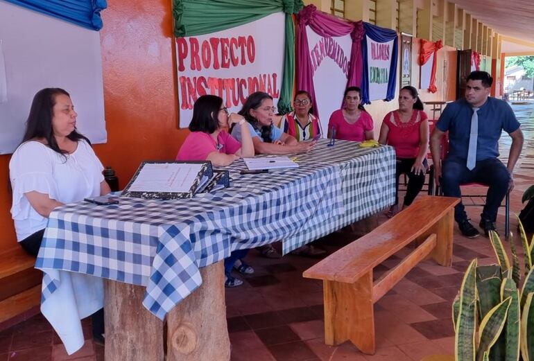 Padres y autoridades de la Supervisión de Saltos del Guairá acordaron levantamiento de medidas de fuerza tras reposición de rubros.