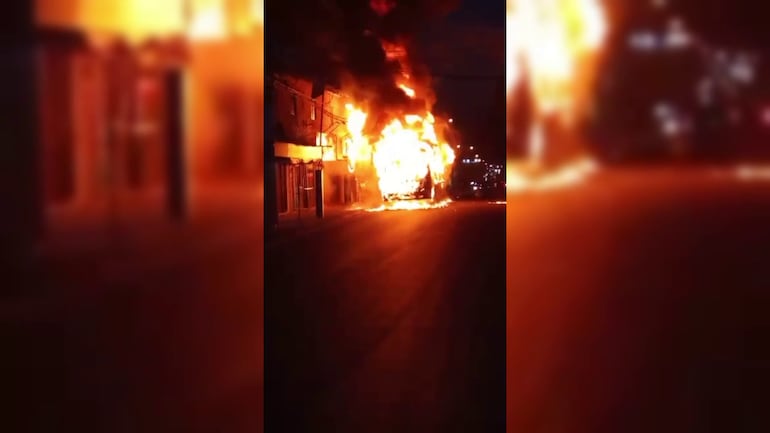 El fuego afectó el tendido eléctrico en la zona donde se incendió el ómnibus.