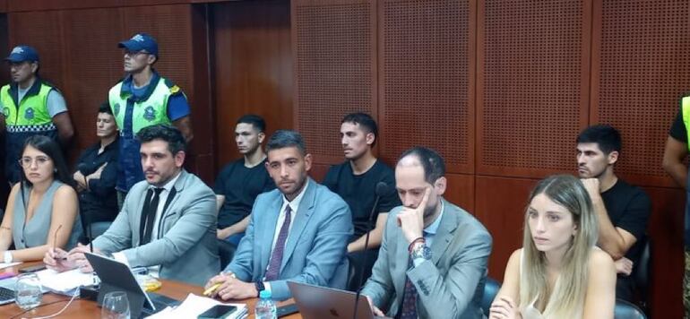 Los futbolistas de Vélez Sarsfield detrás de sus abogados en el caso de supuesto abuso sexual a una joven de 24 años en Tucumán.