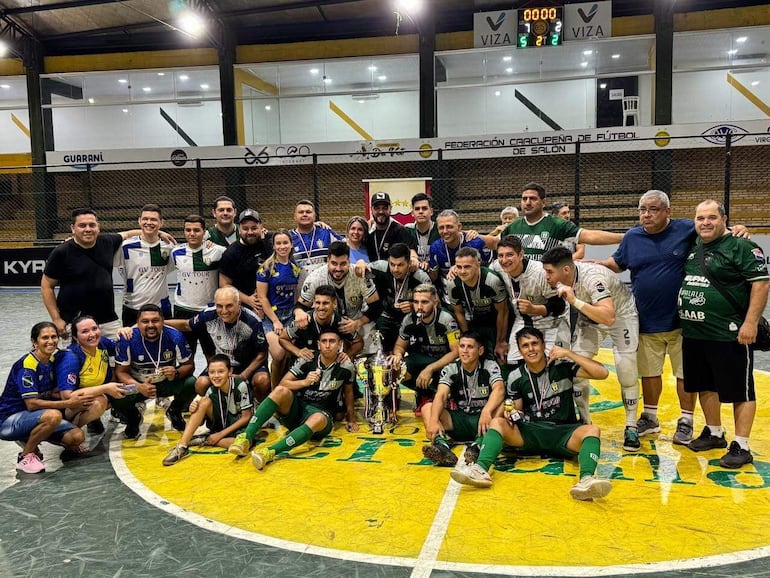 Jugadores, cuerpo técnico y allegados al Unión Paranaense celebran el título nacional de clubes.