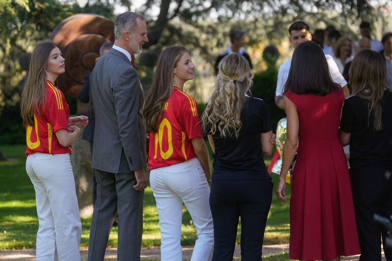 La familia real española recibió a los integrantes de La Roja en el Palacio de La Zarzuela. (EFE/ Borja Sánchez-Trillo)
