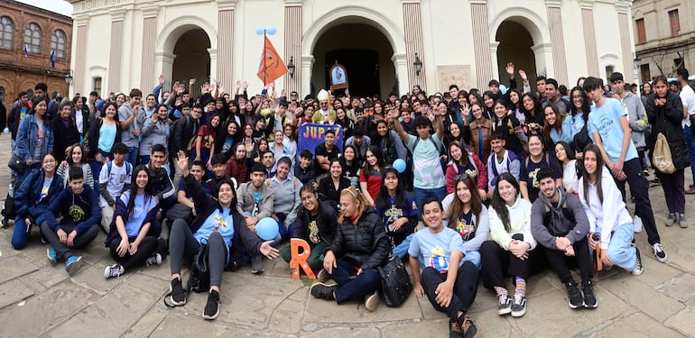 Jóvenes participaron del octavo día del Novenario en honor a Nuestra Señora de la Asunción. En la foto posan con el cardenal Adalberto Martínez Flores.