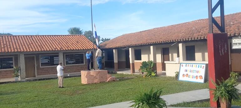 El gobernador Arturo Méndez y un alumno de la escuela San Miguel realizaron el izamiento del pabellón patrio.