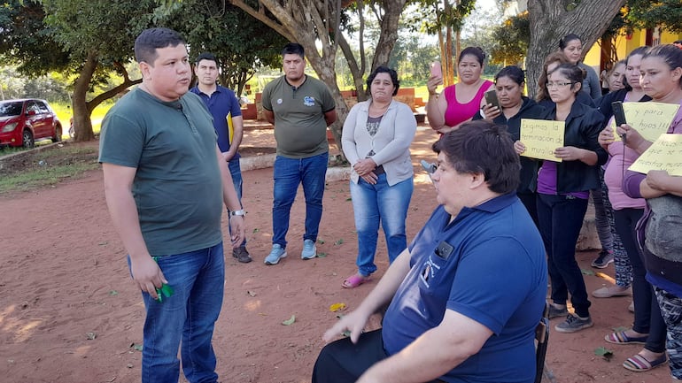 El intendente, Diego Alonso, habla con los padres y el director de la escuela Eusebio Ayala de J,. Augusto Saldívar, Diego García.