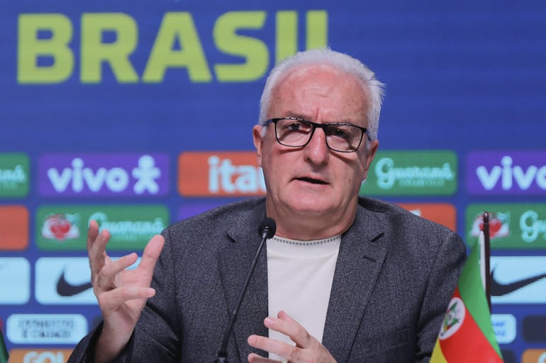 AMDEP1616. RÍO DE JANEIRO (BRASIL), 10/05/2024.- El seleccionador de brasileño, Dorival Junior, habla durante el anuncio de jugadores para la Copa América este viernes, en la sede de la Confederación Brasileña de Fútbol (CBF) en Río de Janeiro (Brasil). Dorival Júnior anunció la lista de convocados para la Copa América de Estados Unidos liderada por Vinícius Júnior, Endrick, Raphinha, Rodrygo Goes y Éder Militão, y de la que quedaron por fuera fuera Neymar y Casemiro. EFE/ André Coelho
