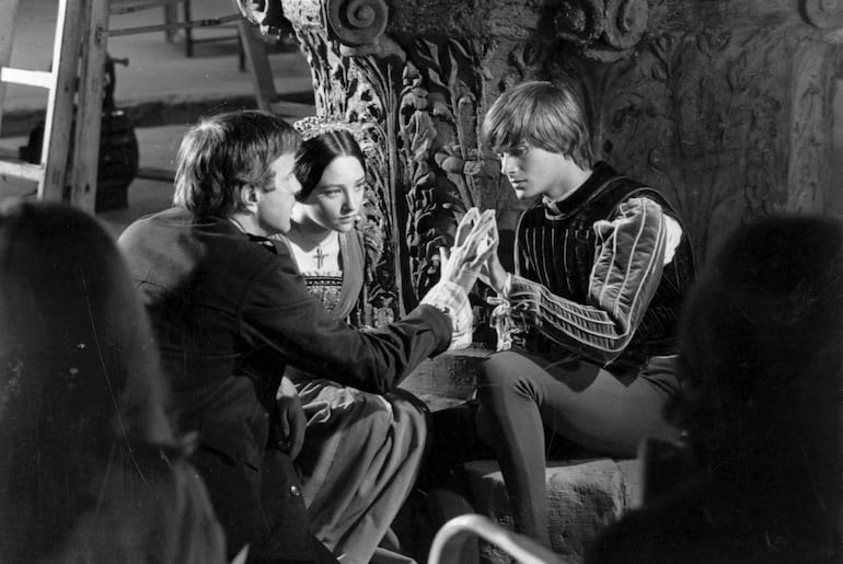 Zeffirelli (a la izquierda) con Olivia Hussey y Leonard Whiting, durante el rodaje de Romeo y Julieta.