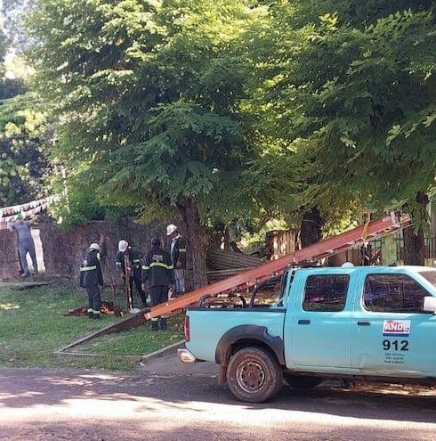 Desde hoy, los operarios de la ANDE están realizando los trabajos para instalar un transformador en las inmediaciones de la escuela República de Guatemala.