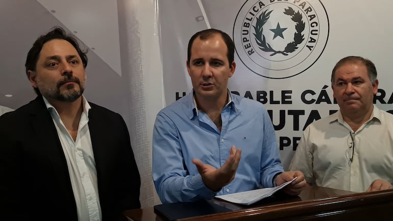 Francisco Olmedo, el diputado  Carlos Pereira y Javier Villate presentaron el proyecto para mejorar el servicio de transporte.