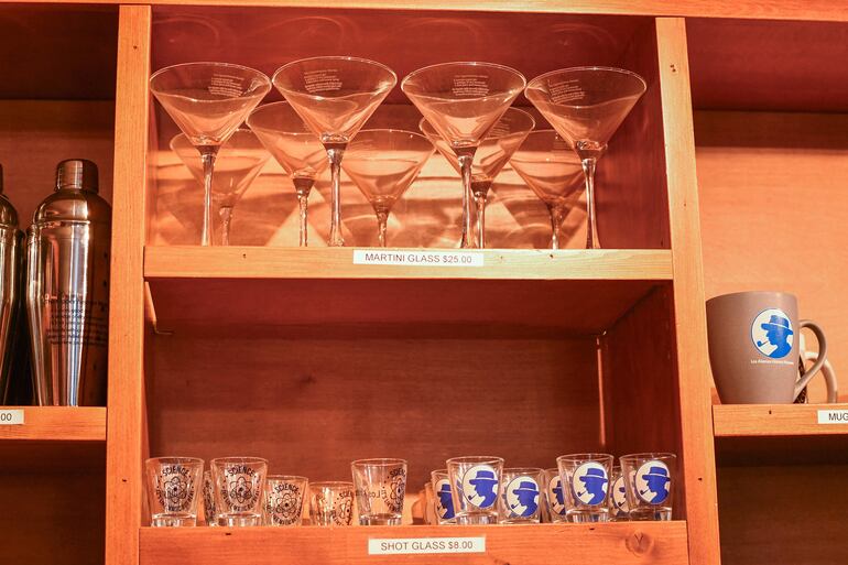 Vasos de chupito y copas de martini en la tienda del Museo de los Álamos en el Parque Histórico Nacional del Proyecto Manhattan, en los Álamos, Nuevo México.