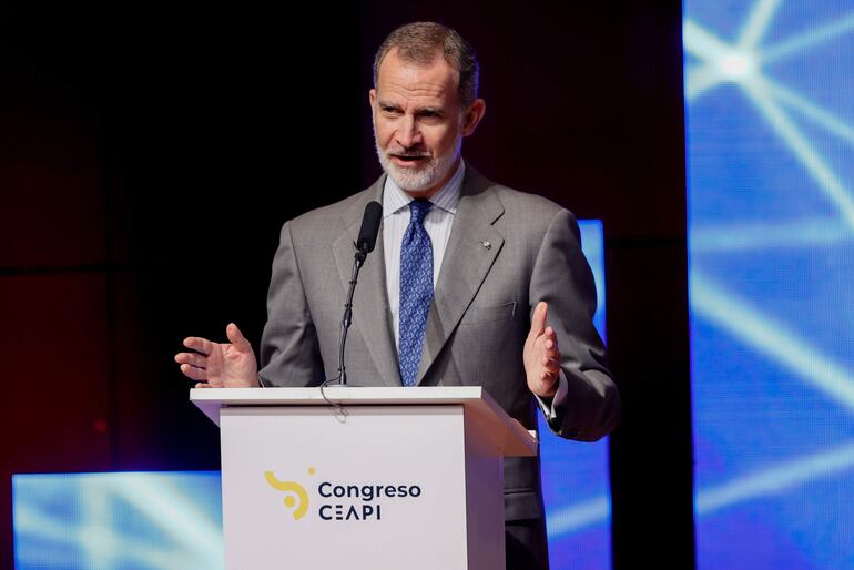 El rey Felipe VI interviene en eI Congreso del Consejo Empresarial Alianza por Iberoamérica (Ceapi) dirigido a presidentes de compañías y familias empresarias, que se centra en las relaciones empresariales entre América Latina y la UE y que se celebra este miércoles en el Museo Reina Sofía de Madrid. 
