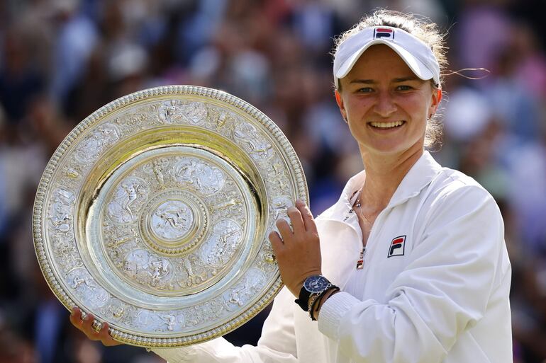 La tenista checa Barbora Krejcikova celebra la conquista de Wimbledon después de superar en la final femenina a la italia Jasmine Paolini en Wimbledon, Londres, Inglaterra.