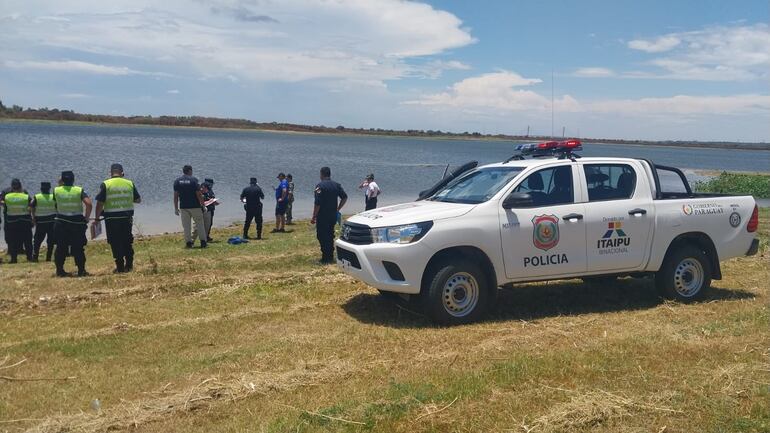 Momento en que se retira y examinar el cuerpo sin vida hallado en la Costanera de Asunción.