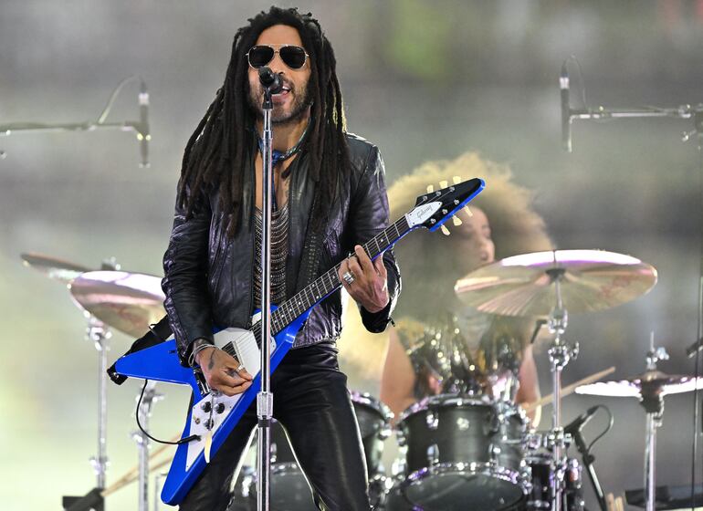 TOPSHOT - US singer Lenny Kravitz performs on stage prior to the UEFA Champions League final football match between Borussia Dortmund and Real Madrid, at Wembley stadium, in London, on June 1, 2024. (Photo by Glyn KIRK / AFP)