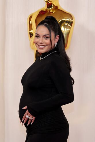 Vanessa Hudgens anunció que está embarazada al posar así en la alfombra roja de la edición número 96 de los Premios Óscar.