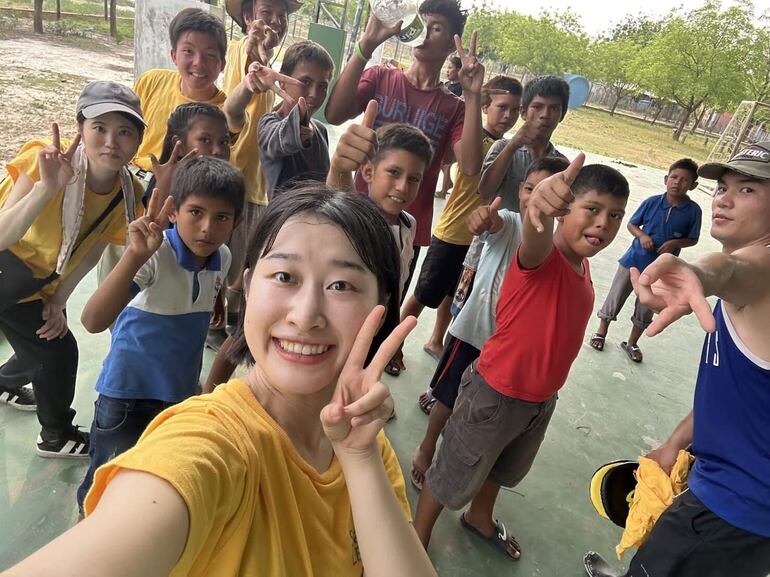 Los jóvenes japoneses llevaron alegría a los niños indígenas de Puerto Esperanza.