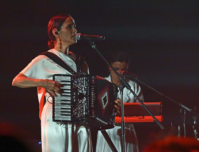 Julieta Venegas deleitó al público con su inconfundible estilo y su extenso repertorio de éxitos.