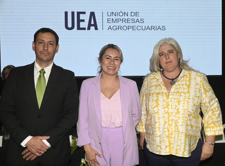 Raimundo Llano, presidente de la Unión de Empresas Agropecuarias (UEA); la ministra de Turismo, Angie Duarte y Kareen Petersen, vicepresidenta de la UEA.