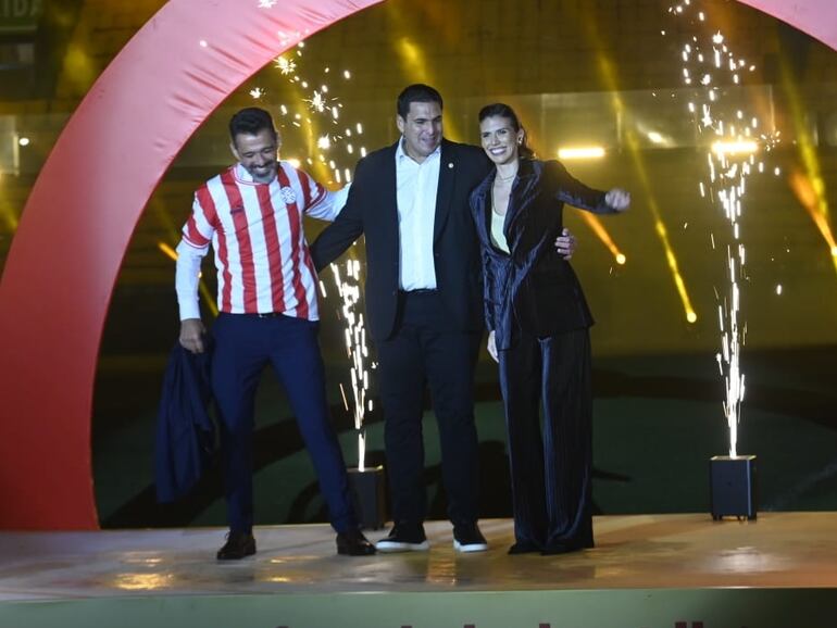 Robert Harrison (c), presidente de la Asociación Paraguaya de Fútbol, en el evento de presentación del nuevo sponsor de la selección paraguaya realizado en el estadio Defensores del Chaco, en Asunción.