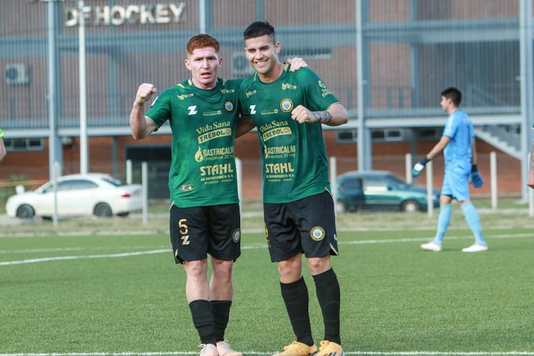 El goleador Emmanuel David Morales Genes (d), festeja el tercer tanto del equipo ñuense en compañía de Hugo Ricardo Ayala. (Foto: APF)