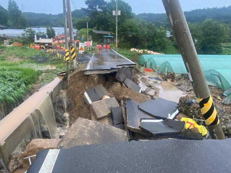 Un camino colapsado por las lluvias en el condado de Seocheon, este miércoles.