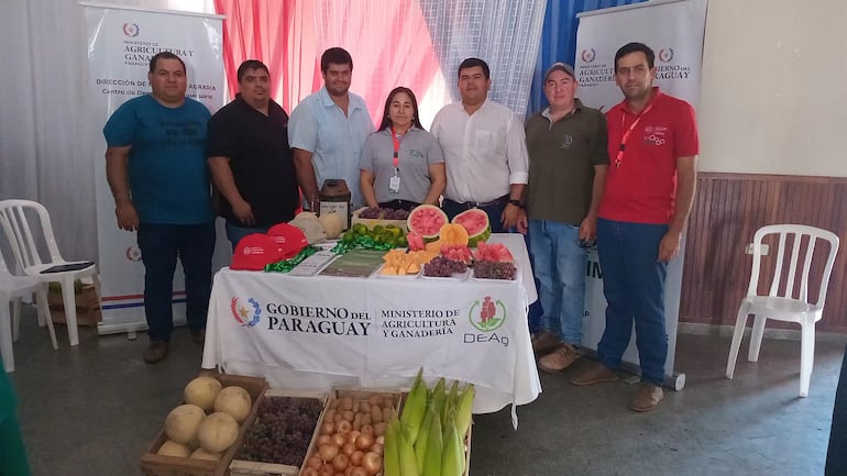 Productores y autoridades muestran las frutas de la Expo Feria.
