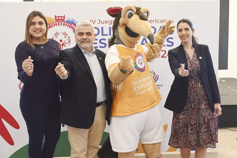 Vanessa Fleitas, prensa Asu2024; Luis Cáceres Brun, Presidente de OE Paraguay; la mascota Tami y Rocío Carrillo, directora ejecutiva de OE Paraguay, ayer en el COP.