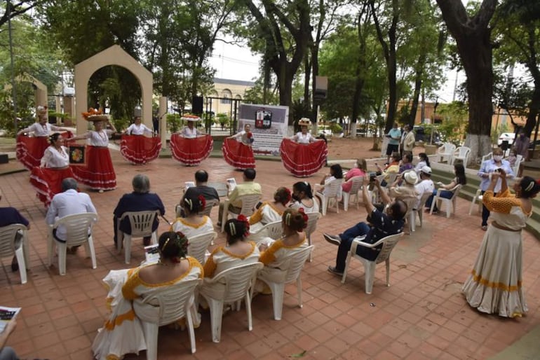Aniversario de la primera biblioteca callejera en Paraguay.