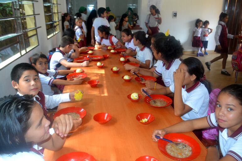 El conflicto político de la Gobernación conspira contra la educación. Los estudiantes no reciben la merienda ni el almuerzo escolar.