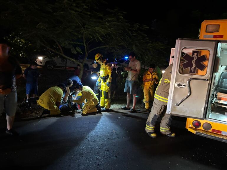 El motociclista siendo asistido por bomberos voluntarios.