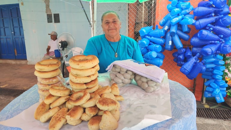 Lucía Riquelme tiene su puesto de chipa frente a la basilica de Caacupé.