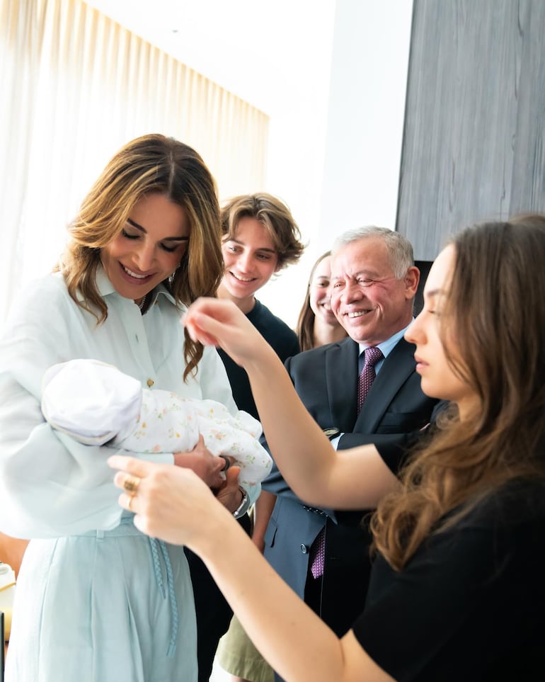 Los felices abuelos de estreno, Rania y Abdalá de Jordania, conociendo a la princesita Iman. (Instagram/Queen Rania)