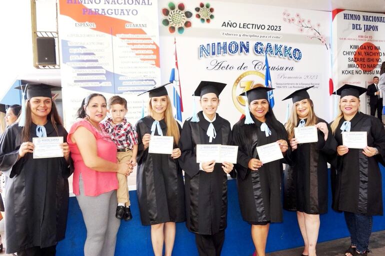 Uno de los grupos de egresados de los cursos de becas-modulares de Nihon Gakko.