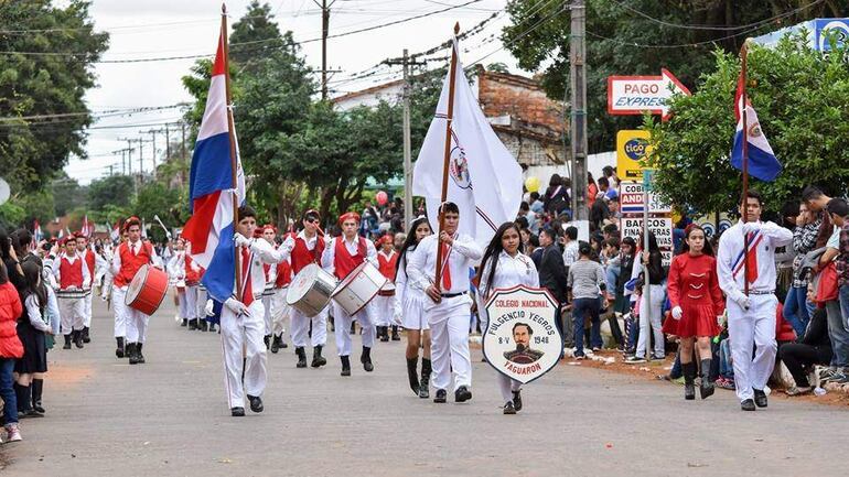 Estudiantes se preparan para participar mañana del desfile estudiantil en conmemoración del aniversario de fundación de Yaguarón.