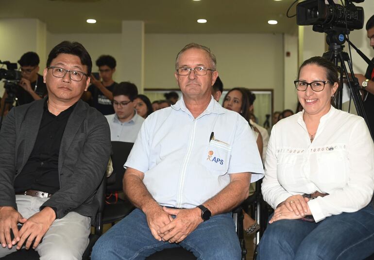  Kazunori Sato, concejal departamental de Alto Paraná; Claus Escher presidente de la Asociación de Productores de Soja (APS) y la Ing. Agr. Patricia Ruiz Diaz de Florentín, gerente general de la APS.