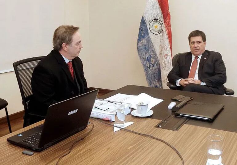 Justo Cárdenas junto a Horacio Cartes en una de las reuniones mantenidas durante las críticas a la gestión del Indert.