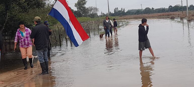 Los caminos de salida y entrada de casi todas las comunidades están intransitables, por lo que las personas que enferman ni siquiera puedan salir a buscar atención sanitaria.