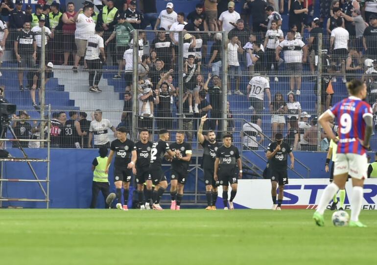 Festejo de los franjeados tras el gol de Lucas Pratto