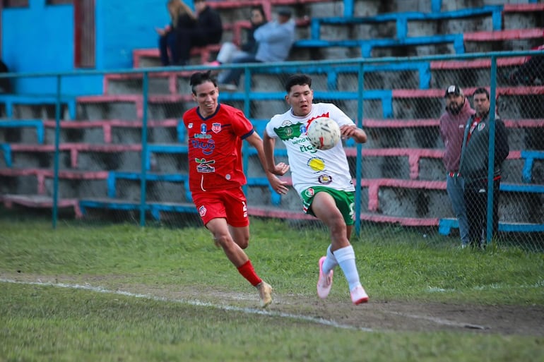 Fernando Páez intenta dejar atrás la marca del lateral Edison Mercado. (Foto: APF)