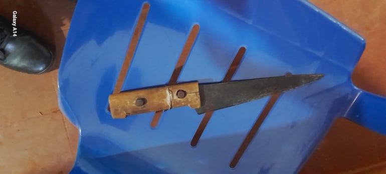 El cuchillo decomisado del poder de uno de los detenidos.