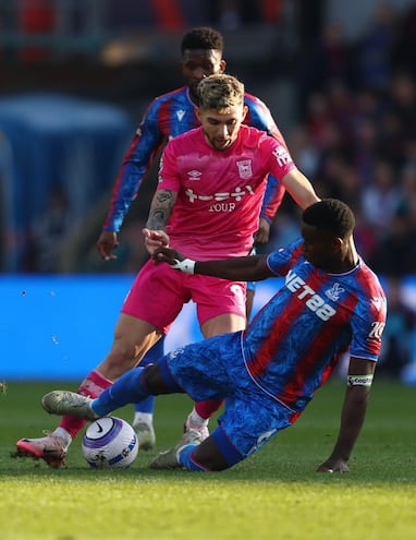 Julio Enciso disputa el balón con Marc Guéhi, del Crystal Palace.