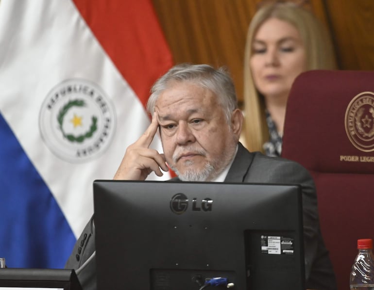 Dr. Jorge Brítez, presidente del IPS, durante la audiencia en la Comisión Bicameral de Presupuesto del Congreso.