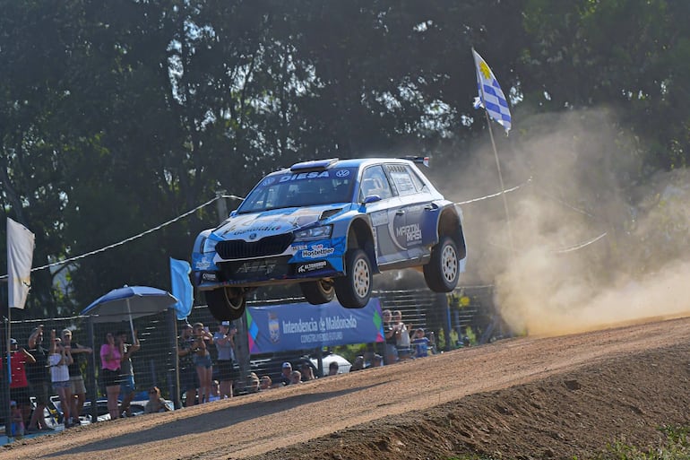 Espectacular salto del Škoda Fabia Rally2 Evo, al mando de Juan Martín Masi y Germán Maune, de un gran ritmo.