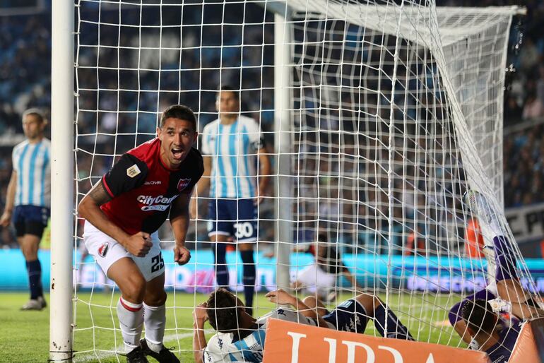 Gustavo Velázquez, defensor de Newell's, celebra el tanto contra Racing en el estadio Cilindro de Avellaneda por la undécima jornada de la Liga Profesional.