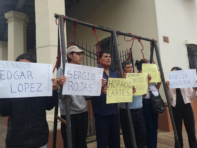 Grupo de dirigentes liberales protestaron contra los senadores "dionipillos" aliados al Partido Colorado.