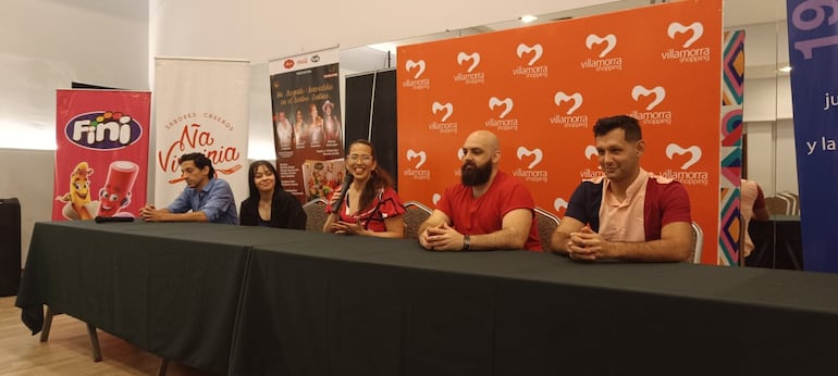 Ronald Maluf, Nathalia Gauto, Nuvia Acuña, Misael Centurión e Iván Colmán en la conferencia de prensa de la obra "Un gran regalo navideño".