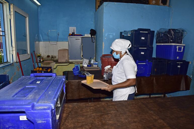 Trabajadora de la empresa adjudicada por el MEC en el comedor de la escuela básica N° 260 Nuestra Señora de la Asunción, donde la municipalidad de la capital debió entregar el almuerzo escolar desde el 23 de febrero.