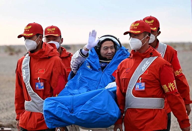 El astronauta Fei Junlong sale de la cápsula de retorno de la nave espacial tripulada Shenzhou-15 en el sitio de aterrizaje de Dongfeng, en la Región Autónoma de Mongolia Interior, en el norte de China.