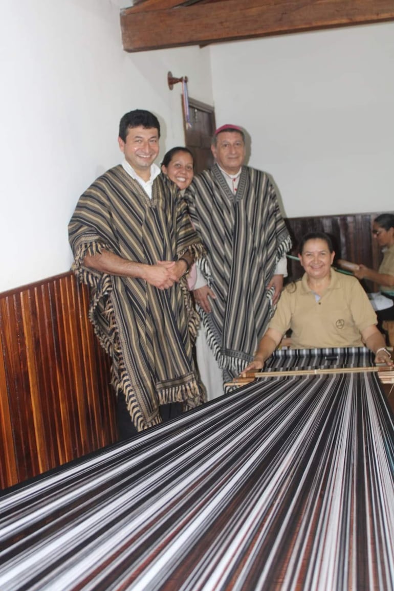 Monseñor Ricardo Valenzuela, el padre Alcides Mendoza, la artesana Rosa Segovia y la profesora Lilian Correa.